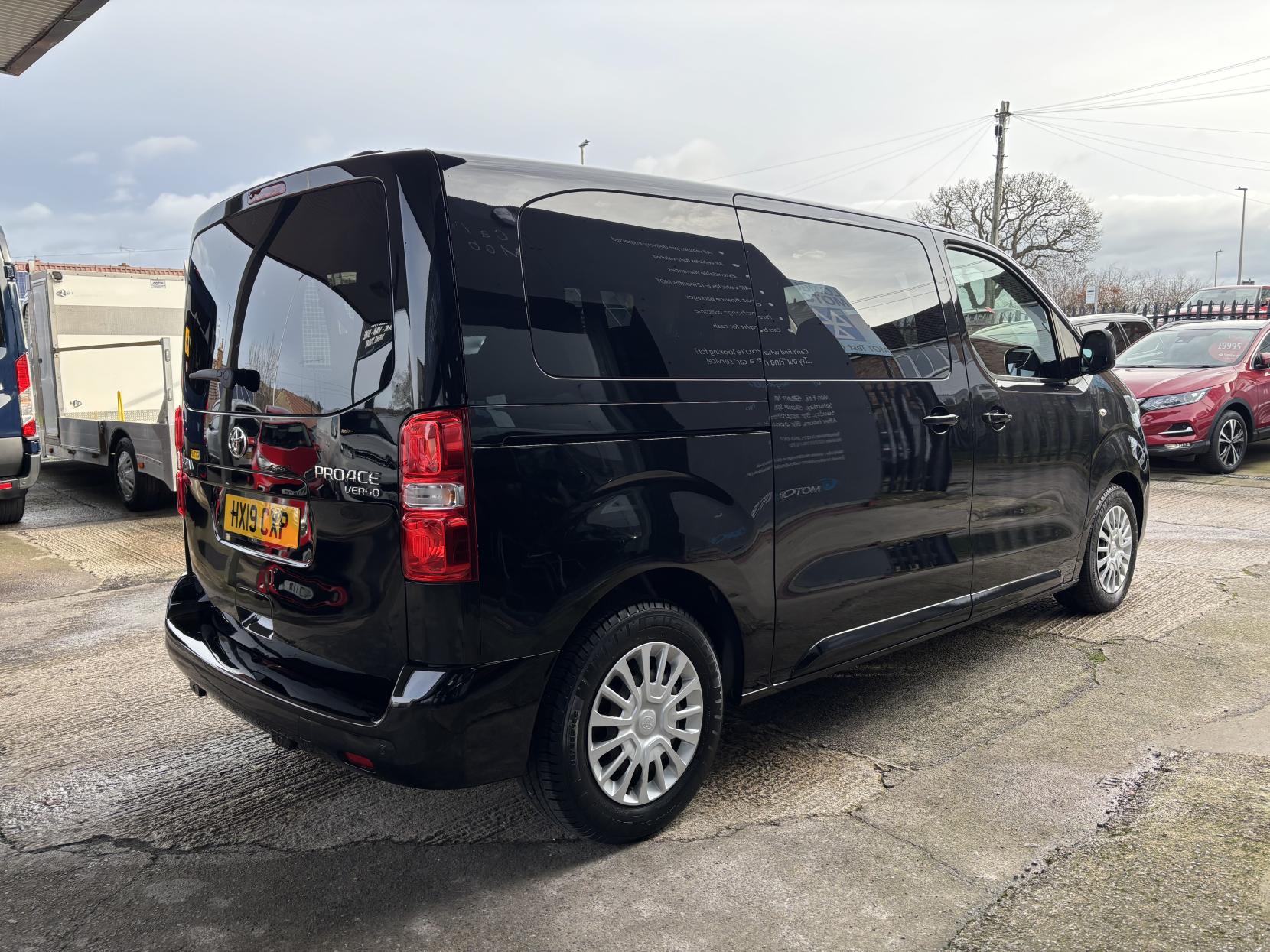 Toyota PROACE Verso 1.5D Shuttle Medium MPV 5dr Diesel Manual MWB Euro 6 (s/s) (9 Seat) (120 ps)