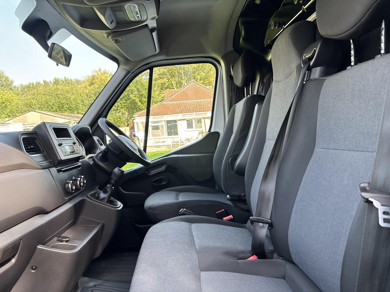 Nissan Interstar 2.0 dCi 35 Acenta Luton 4dr Diesel Manual L3 Euro 6 (s/s) (130 ps)