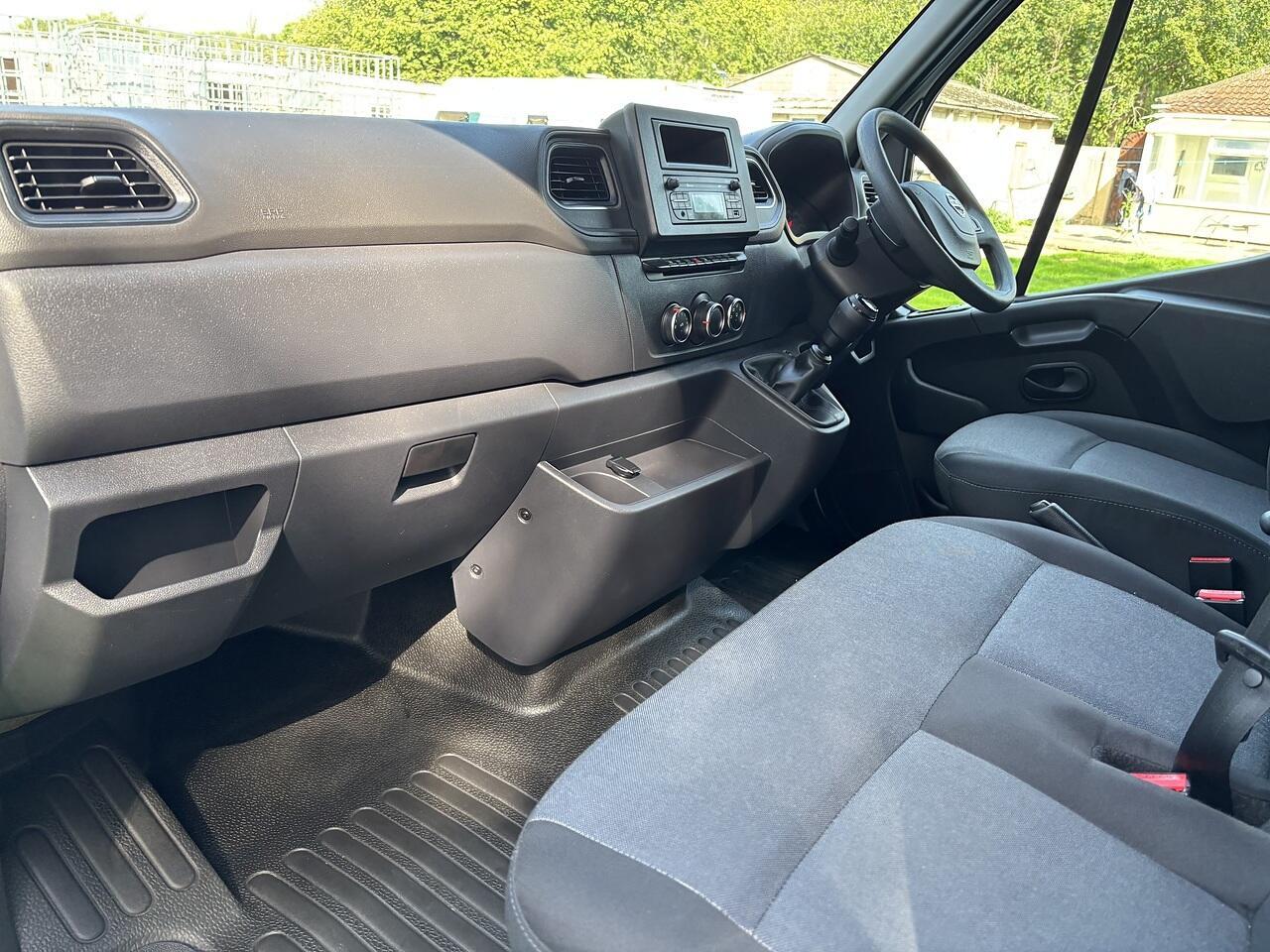 Nissan Interstar 2.0 dCi 35 Acenta Luton 4dr Diesel Manual L3 Euro 6 (s/s) (130 ps)