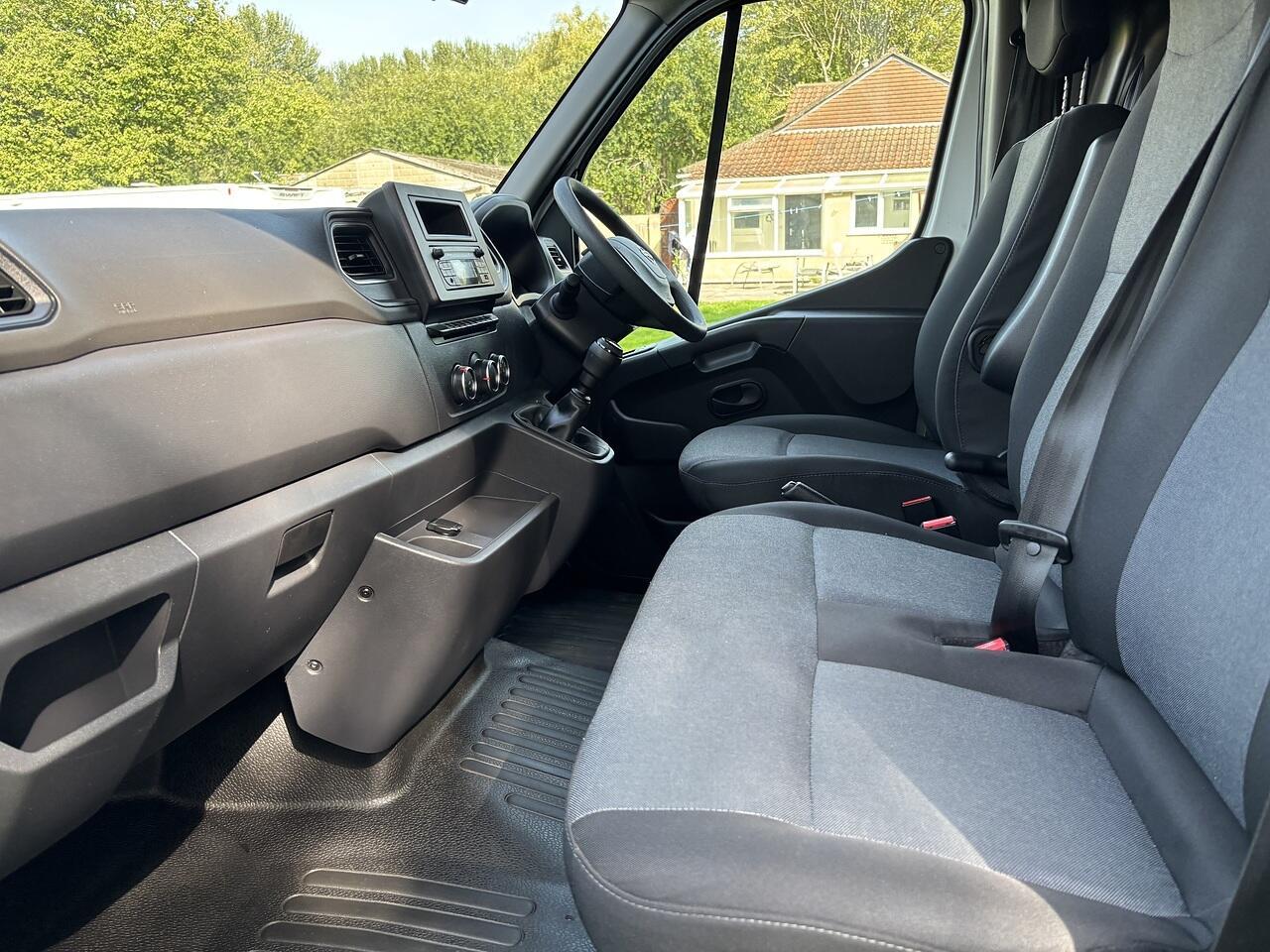 Nissan Interstar 2.0 dCi 35 Acenta Luton 4dr Diesel Manual L3 Euro 6 (s/s) (130 ps)