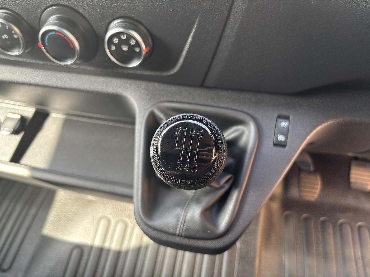 Nissan Interstar 2.0 dCi 35 Acenta Luton 4dr Diesel Manual L3 Euro 6 (s/s) (130 ps)