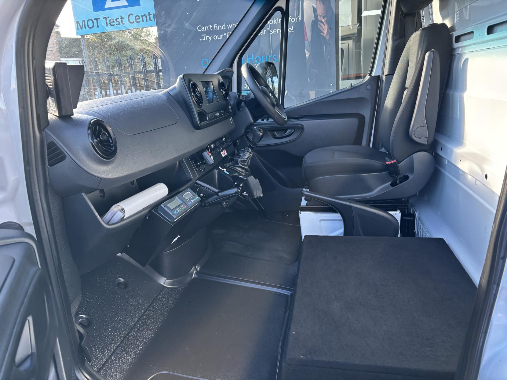 Mercedes-Benz Sprinter 2.0 315 CDI Progressive Temperature Controlled with standby Diesel Manual RWD L2 Euro 6 (s/s) (150 ps)