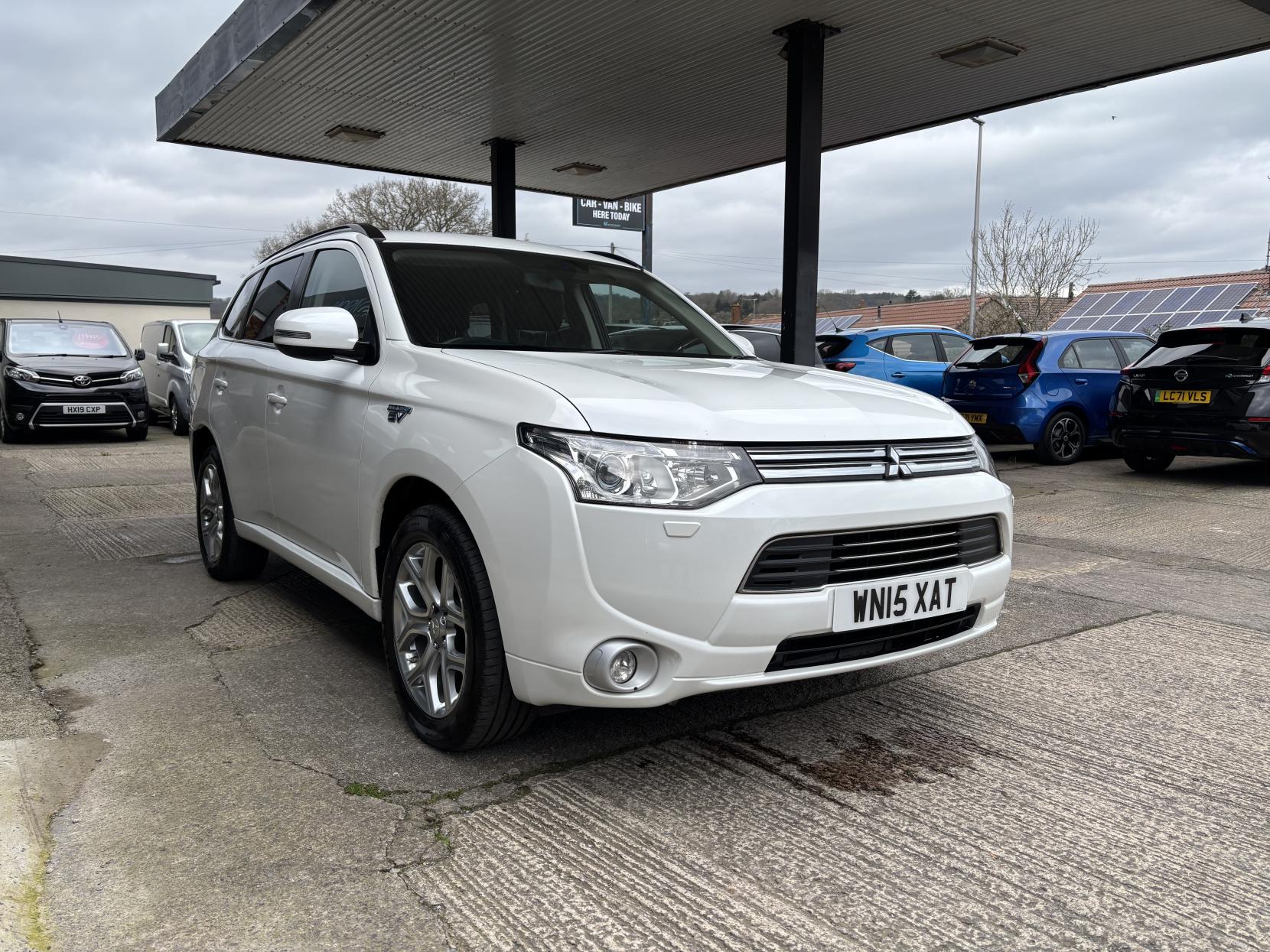 Mitsubishi Outlander 2.0h 12kWh GX4h SUV 5dr Petrol Plug-in Hybrid CVT 4WD Euro 5 (s/s) (200 ps)
