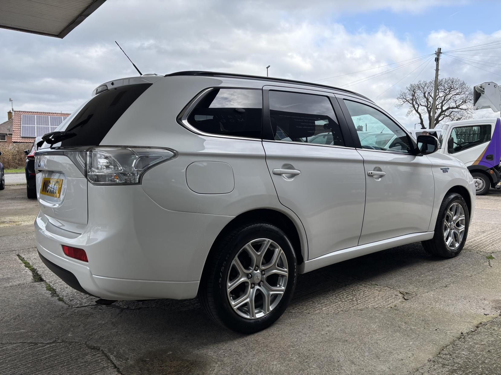 Mitsubishi Outlander 2.0h 12kWh GX4h SUV 5dr Petrol Plug-in Hybrid CVT 4WD Euro 5 (s/s) (200 ps)