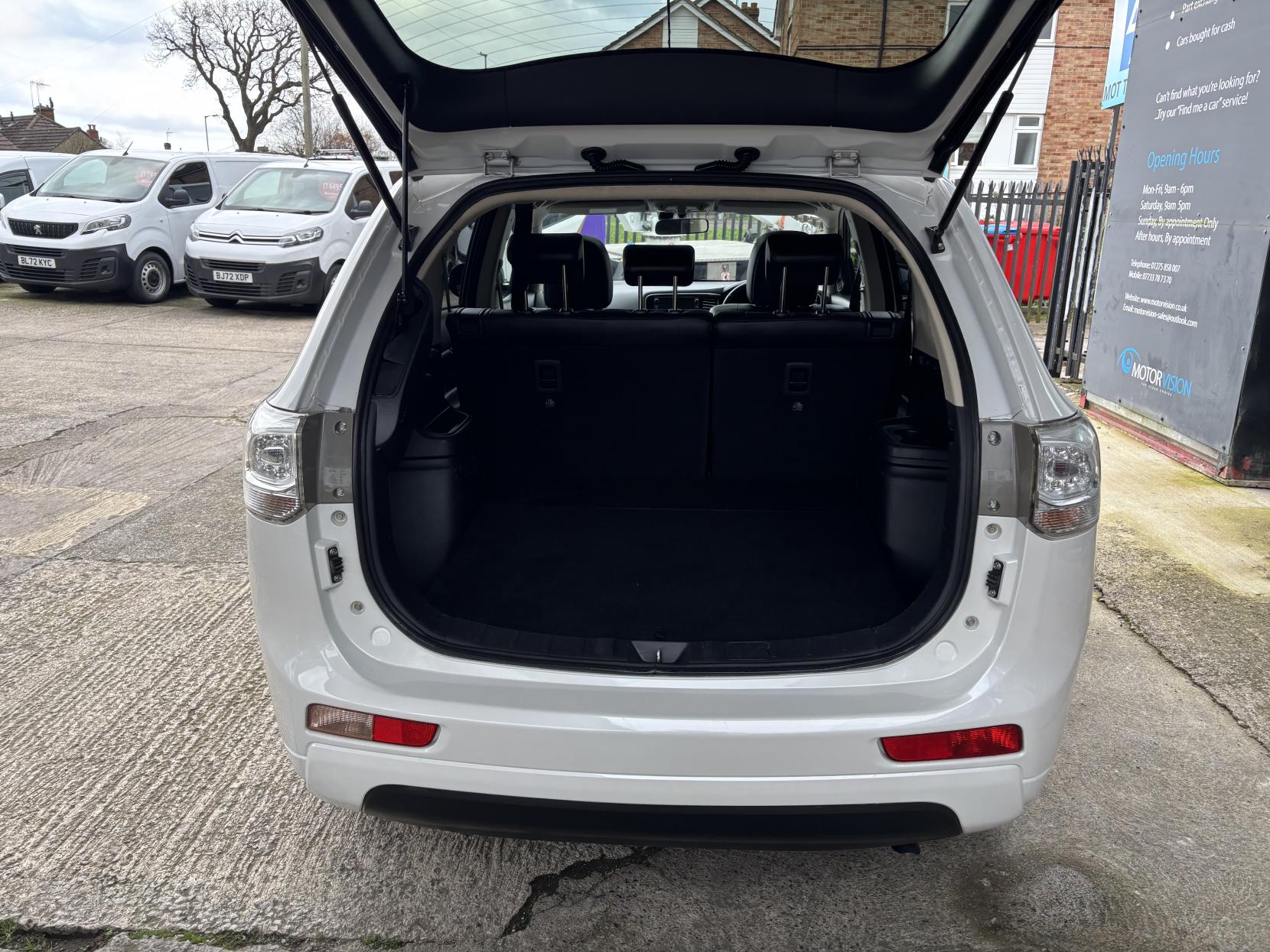 Mitsubishi Outlander 2.0h 12kWh GX4h SUV 5dr Petrol Plug-in Hybrid CVT 4WD Euro 5 (s/s) (200 ps)