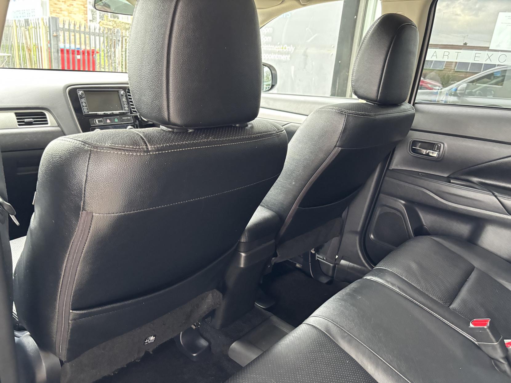 Mitsubishi Outlander 2.0h 12kWh GX4h SUV 5dr Petrol Plug-in Hybrid CVT 4WD Euro 5 (s/s) (200 ps)