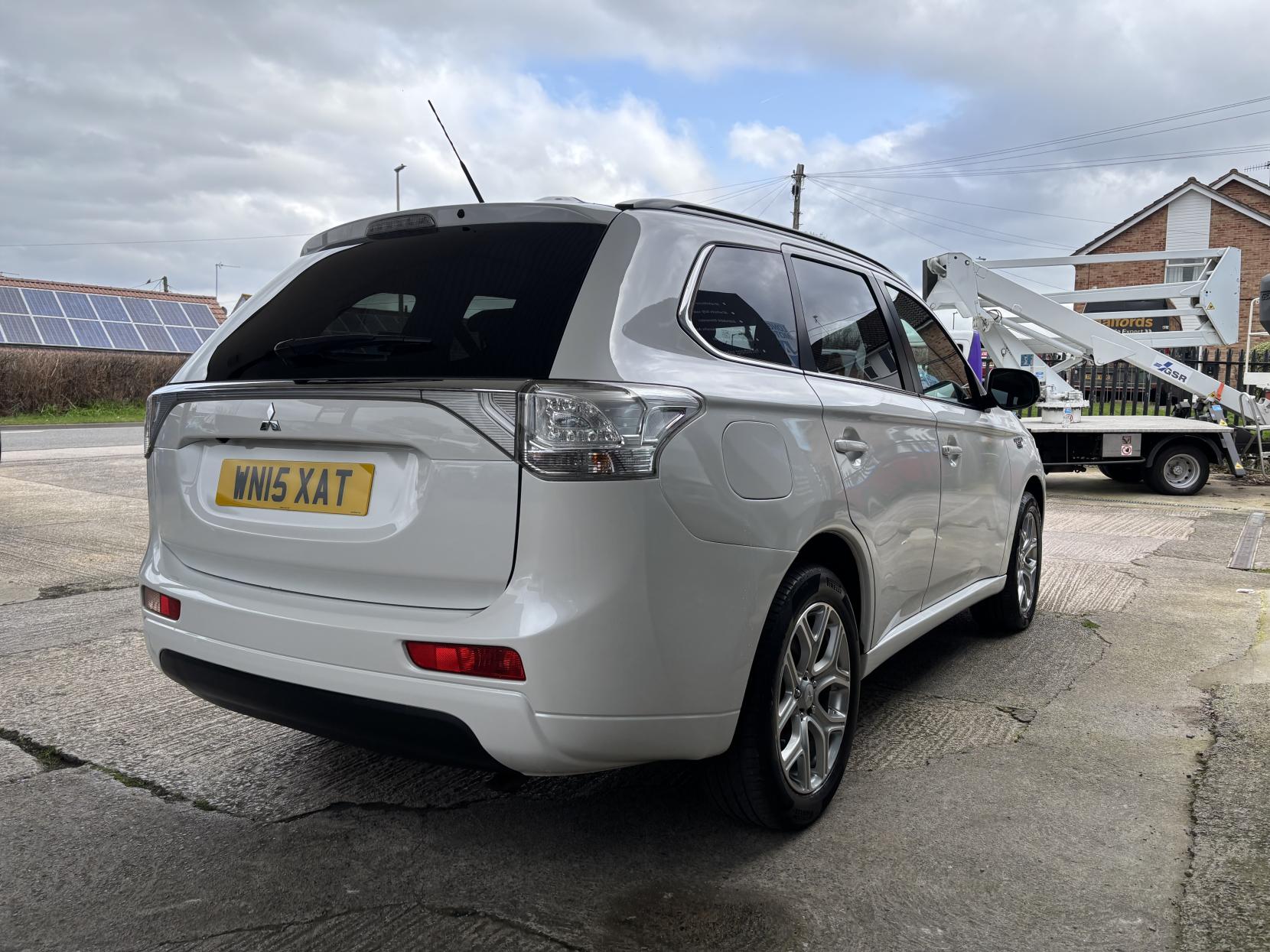 Mitsubishi Outlander 2.0h 12kWh GX4h SUV 5dr Petrol Plug-in Hybrid CVT 4WD Euro 5 (s/s) (200 ps)