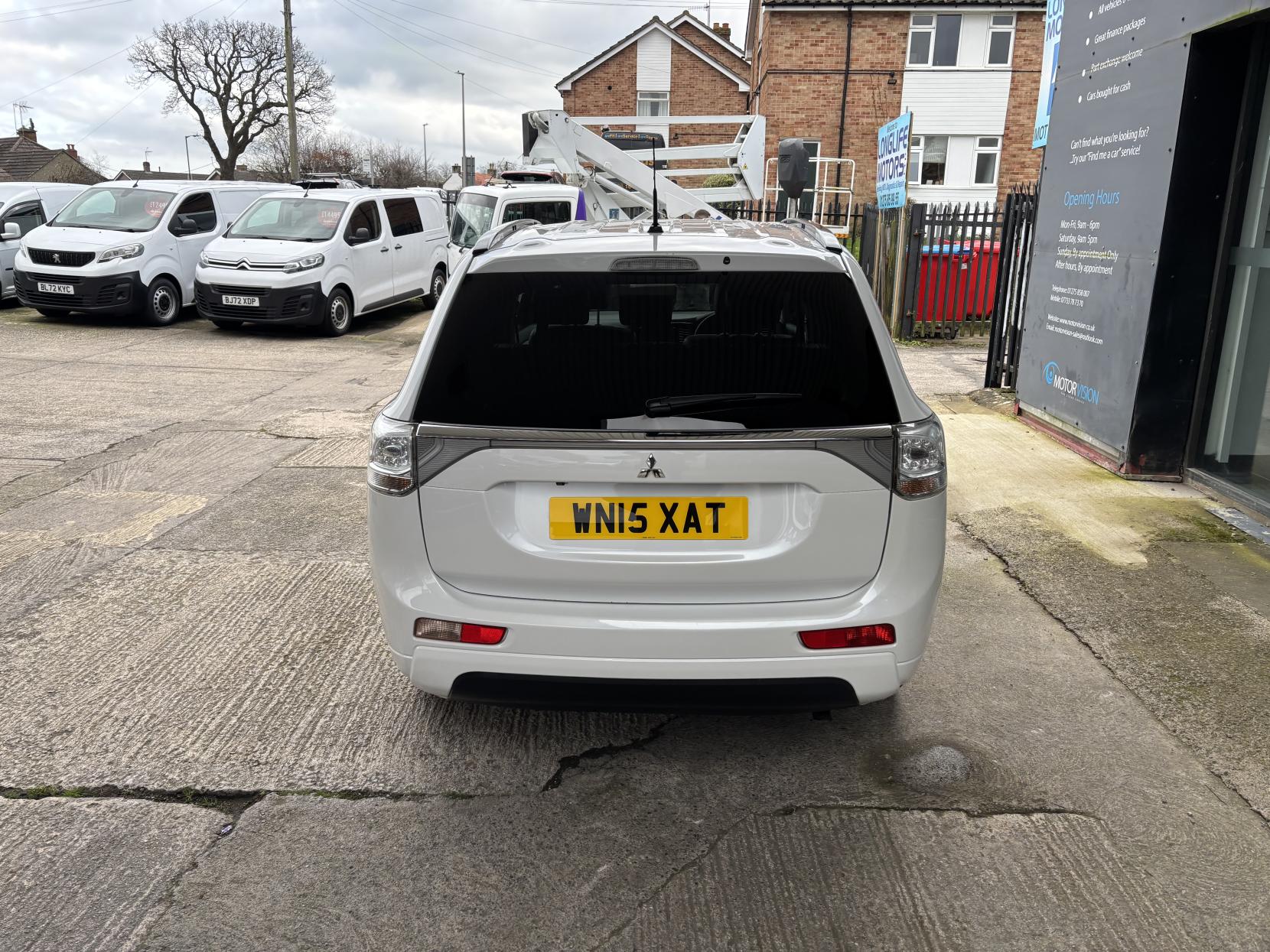 Mitsubishi Outlander 2.0h 12kWh GX4h SUV 5dr Petrol Plug-in Hybrid CVT 4WD Euro 5 (s/s) (200 ps)