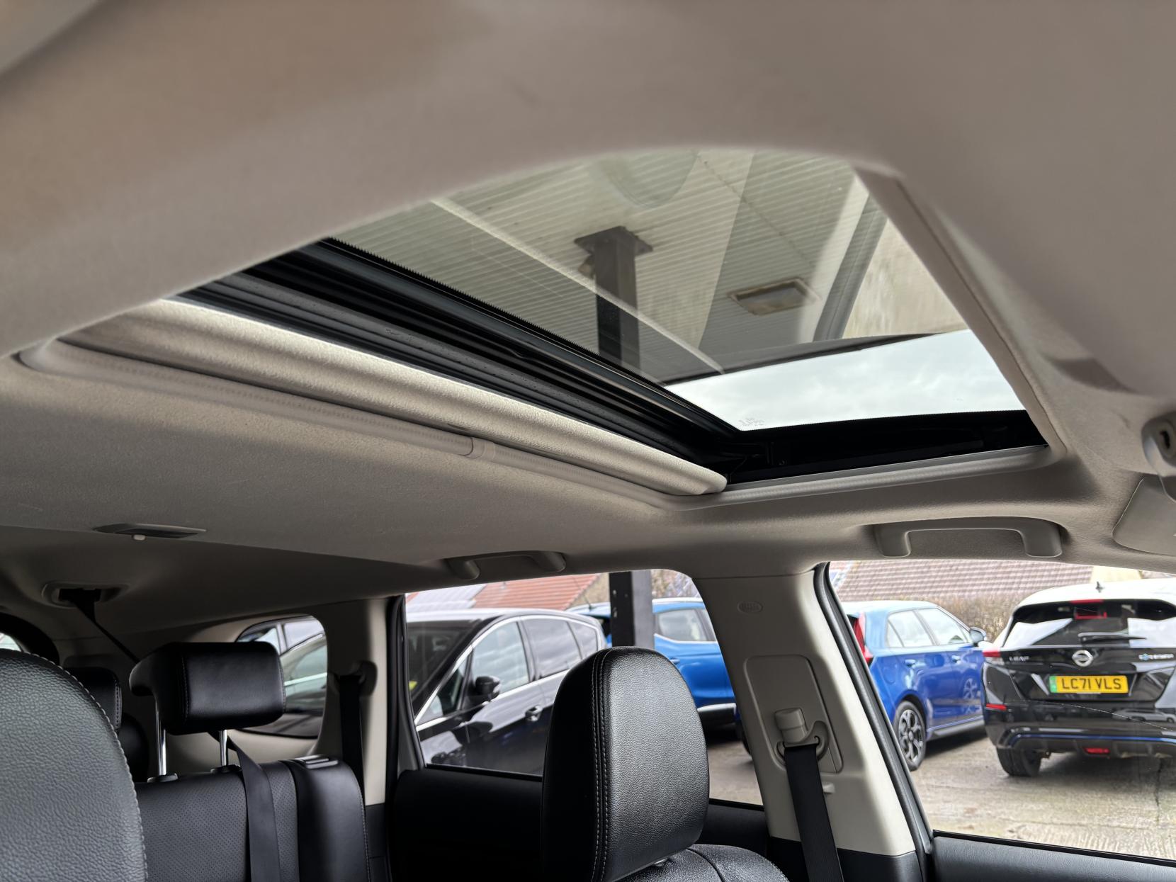 Mitsubishi Outlander 2.0h 12kWh GX4h SUV 5dr Petrol Plug-in Hybrid CVT 4WD Euro 5 (s/s) (200 ps)