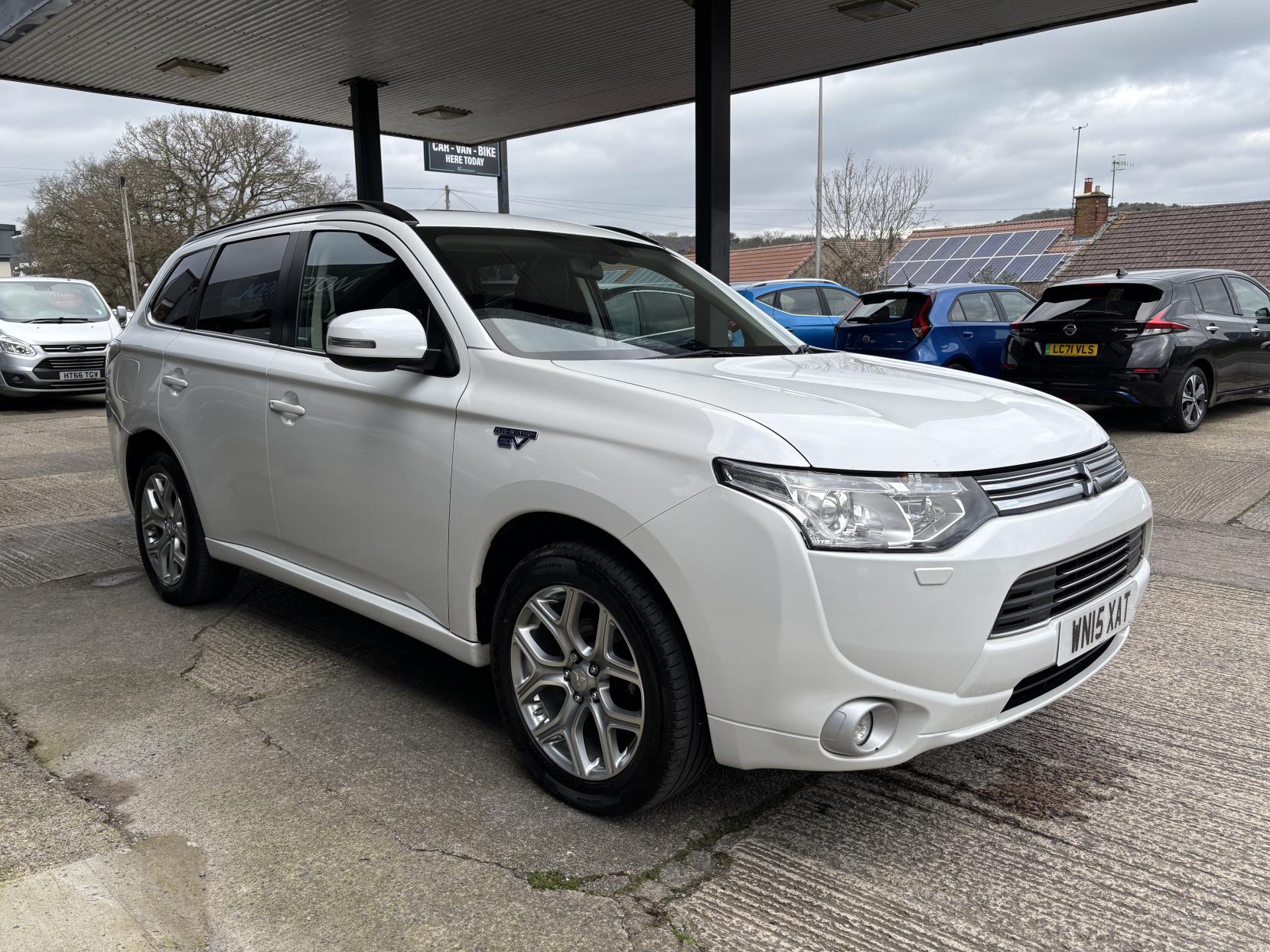 Mitsubishi Outlander 2.0h 12kWh GX4h SUV 5dr Petrol Plug-in Hybrid CVT 4WD Euro 5 (s/s) (200 ps)