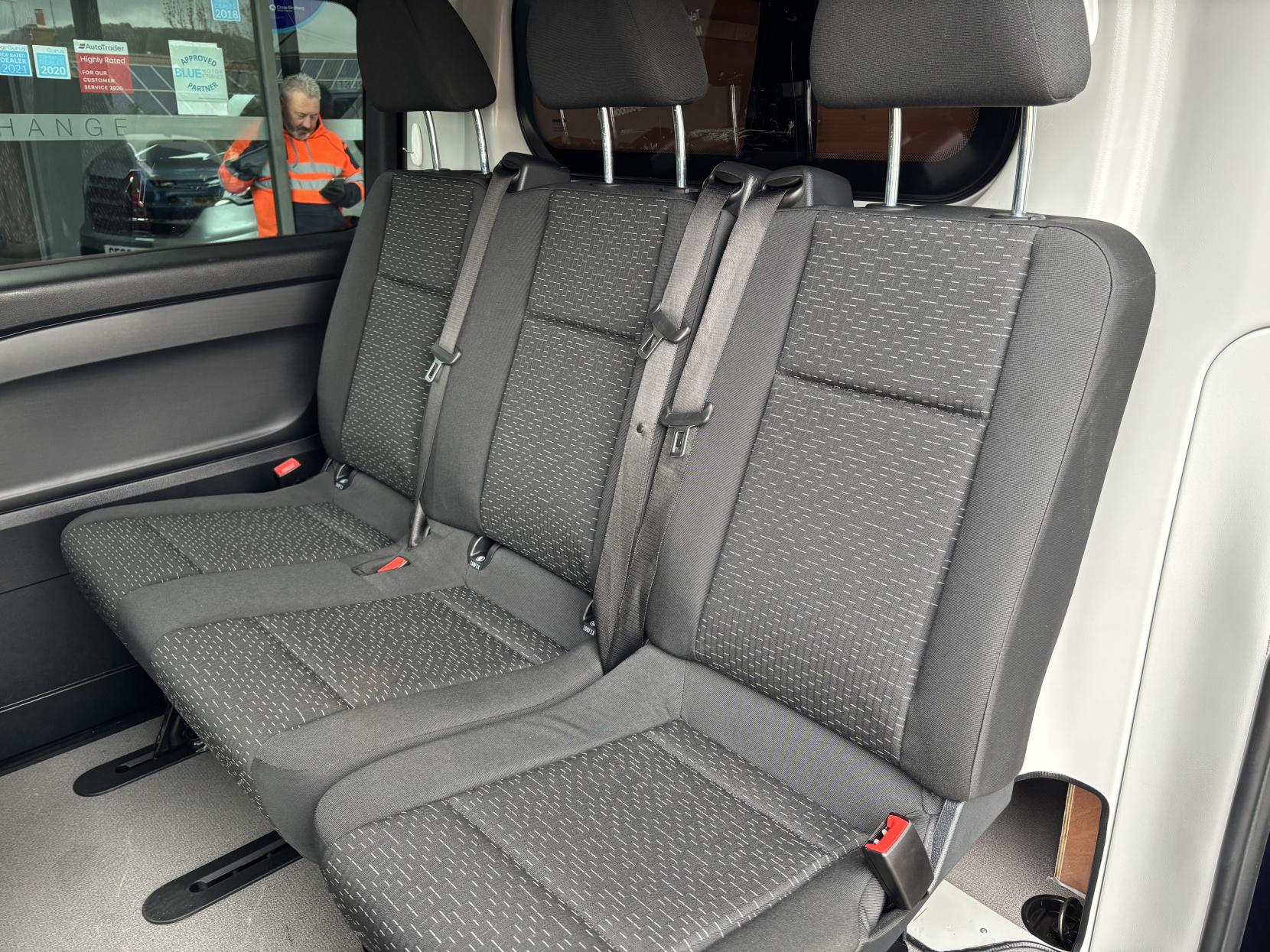 Mercedes-Benz Vito 2.0 119 CDI Premium Crew Van 5dr Diesel G-Tronic RWD L1 Euro 6 (s/s) (190 ps)