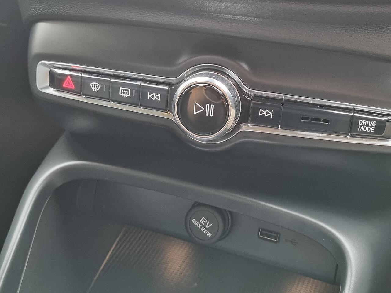 Volvo XC40 1.5h T5 Twin Engine Recharge 10.7kWh Inscription Pro SUV 5dr Petrol Plug-in Hybrid Auto Euro 6 (s/s) (262 ps)