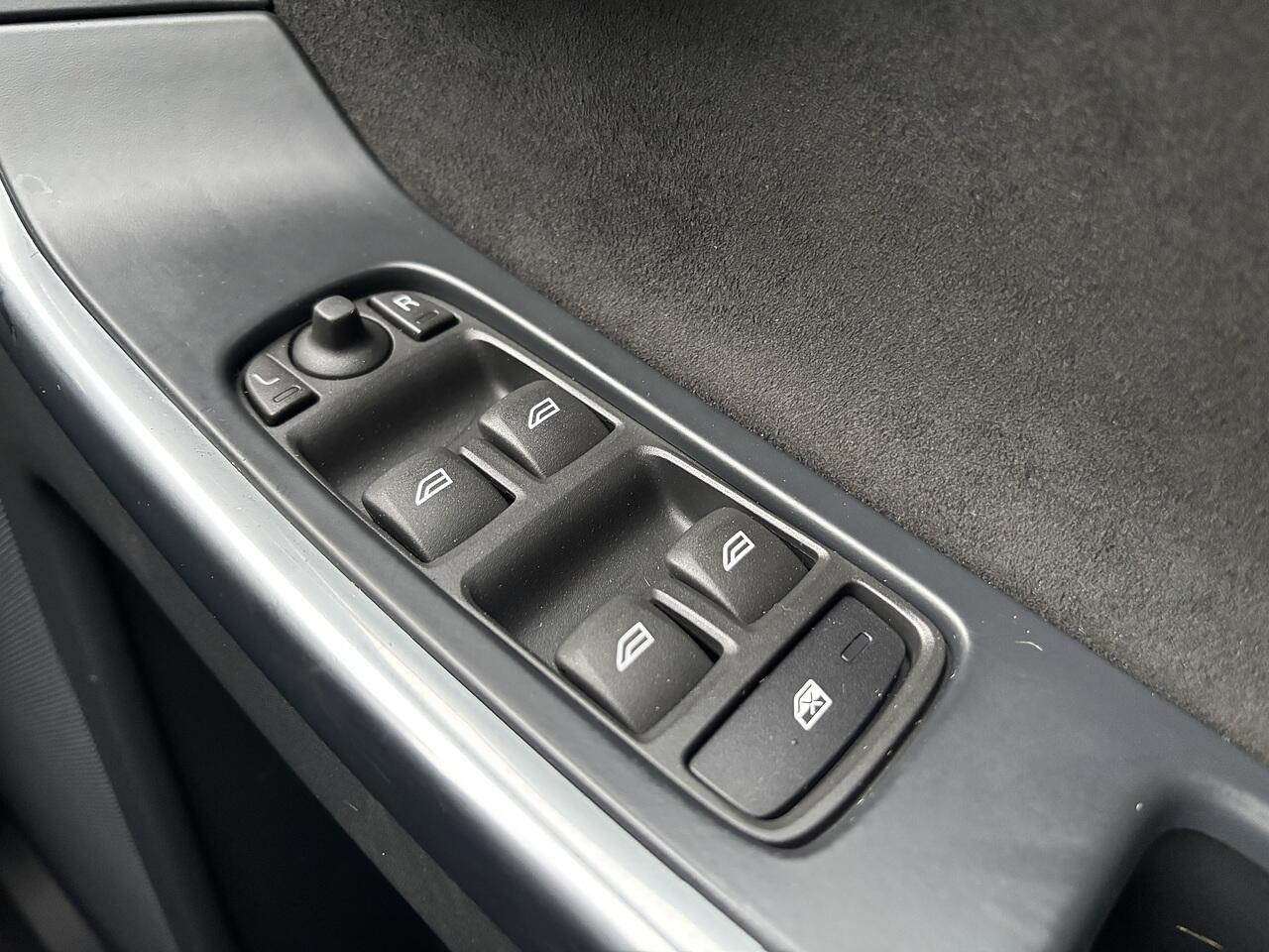 Volvo XC60 2.0 D4 R-Design Nav SUV 5dr Diesel Geartronic Euro 6 (s/s) (181 ps)