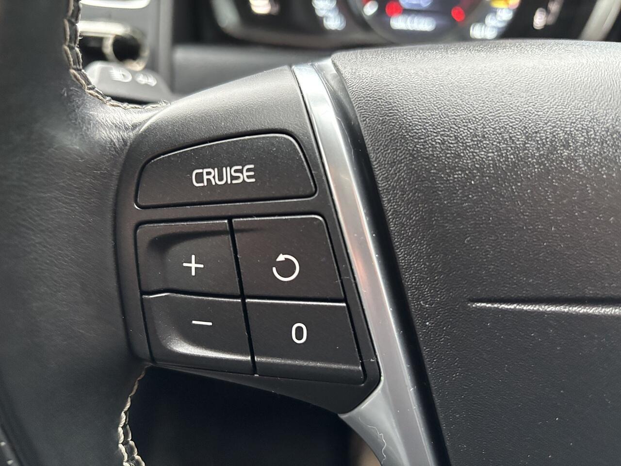 Volvo XC60 2.0 D4 R-Design Nav SUV 5dr Diesel Geartronic Euro 6 (s/s) (181 ps)