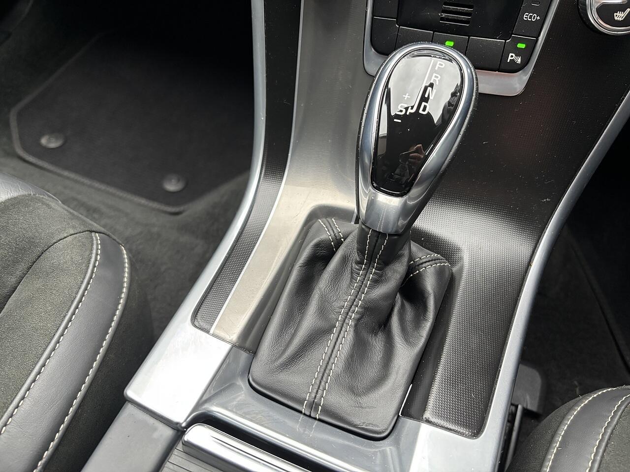 Volvo XC60 2.0 D4 R-Design Nav SUV 5dr Diesel Geartronic Euro 6 (s/s) (181 ps)