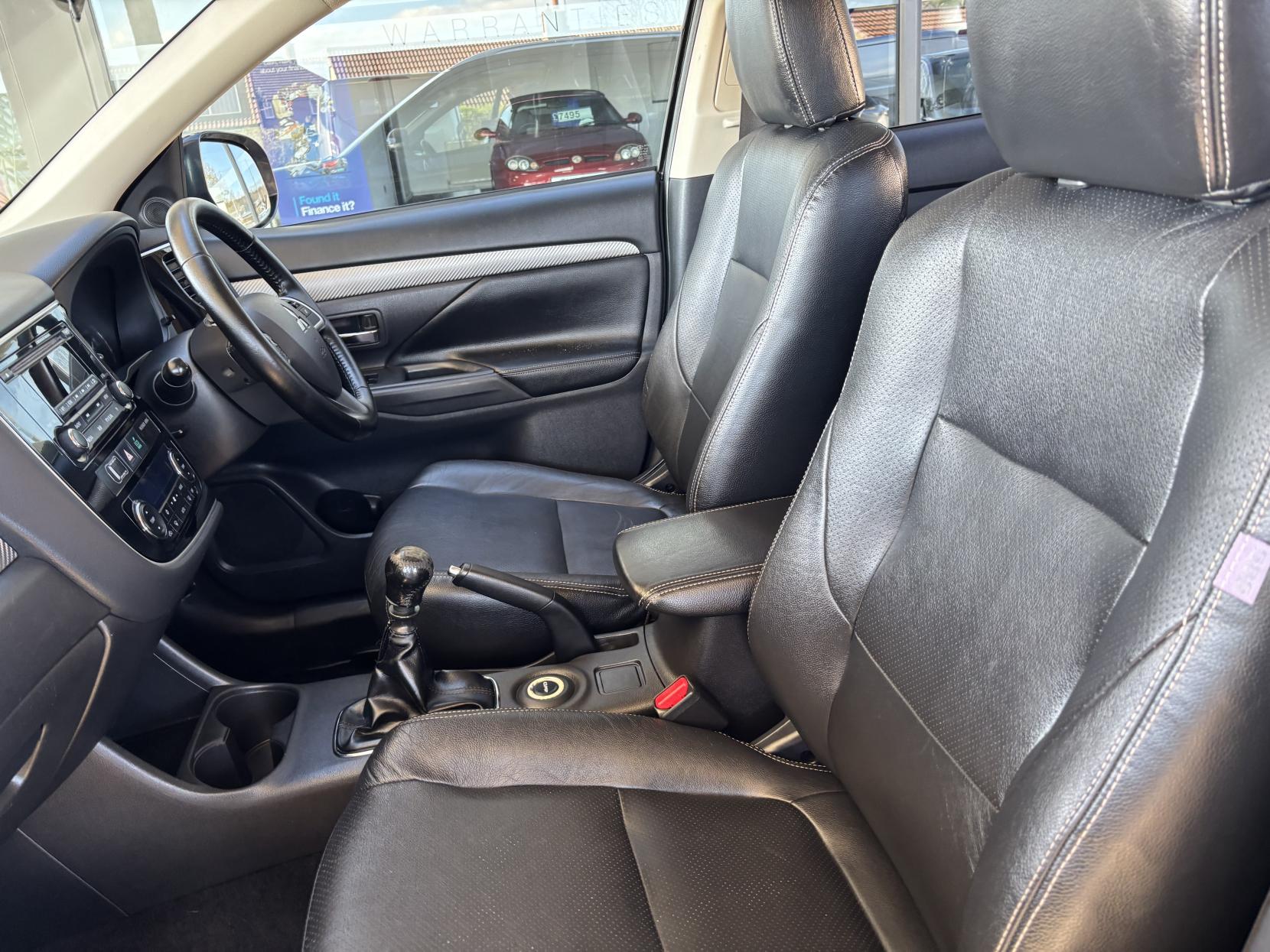 Mitsubishi Outlander 2.2 DI-D GX3 SUV 5dr Diesel Manual 4WD Euro 5 (s/s) (150 ps)