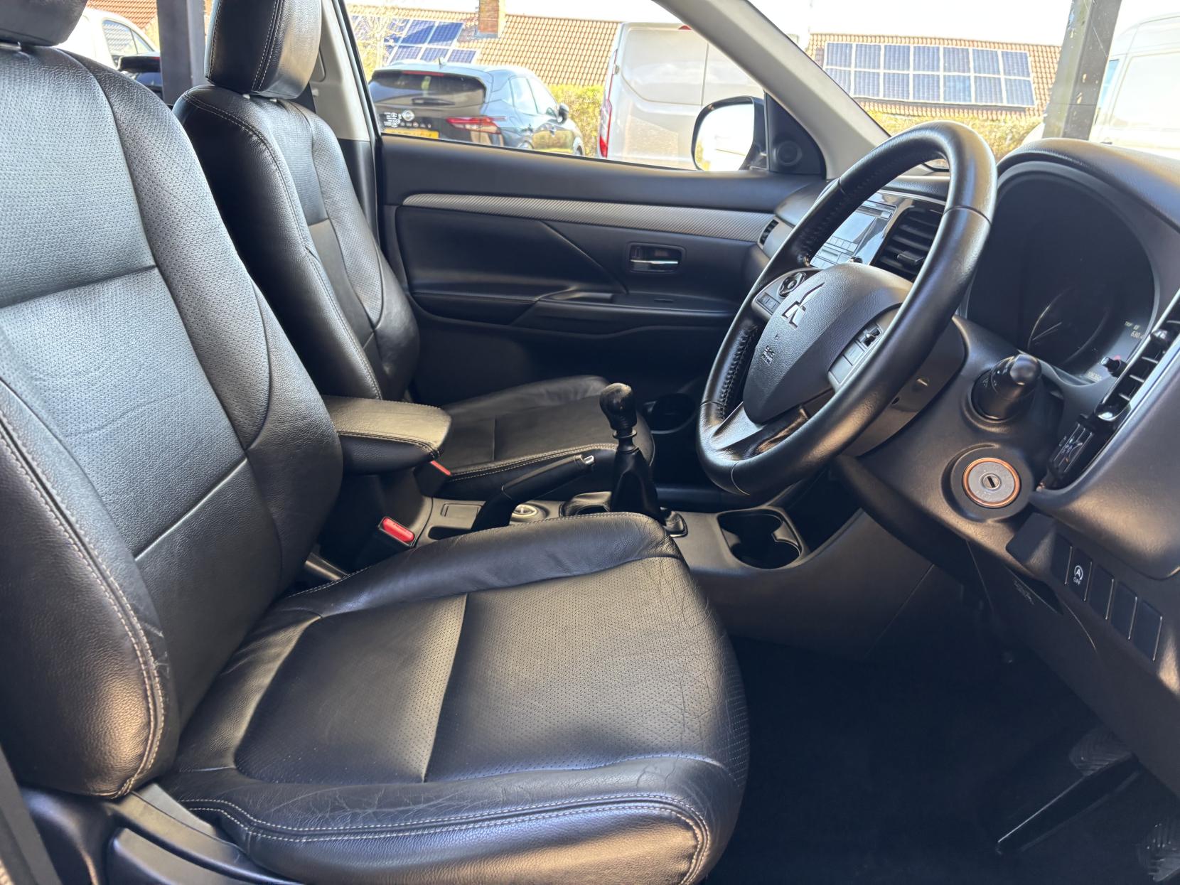 Mitsubishi Outlander 2.2 DI-D GX3 SUV 5dr Diesel Manual 4WD Euro 5 (s/s) (150 ps)