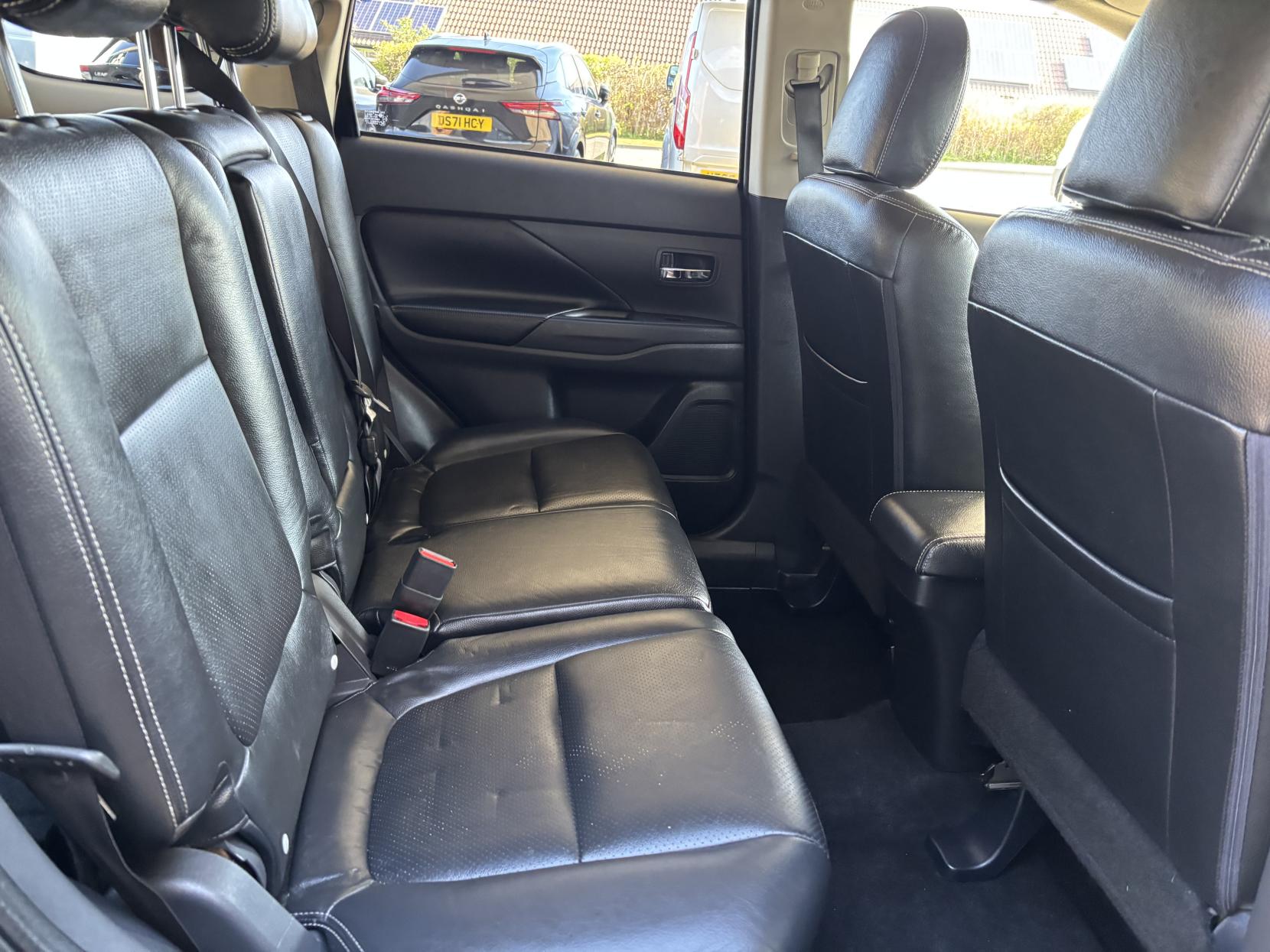 Mitsubishi Outlander 2.2 DI-D GX3 SUV 5dr Diesel Manual 4WD Euro 5 (s/s) (150 ps)