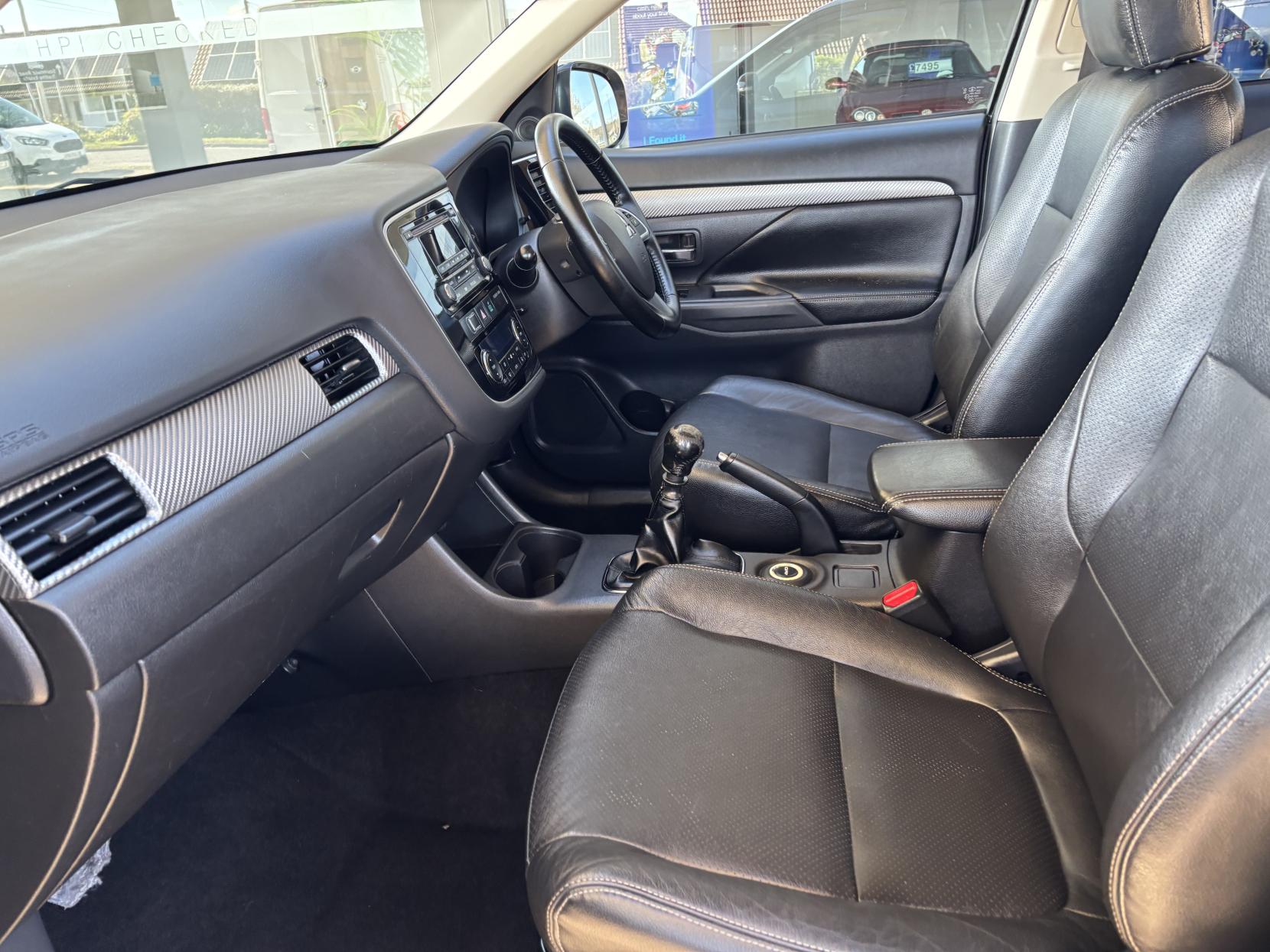 Mitsubishi Outlander 2.2 DI-D GX3 SUV 5dr Diesel Manual 4WD Euro 5 (s/s) (150 ps)