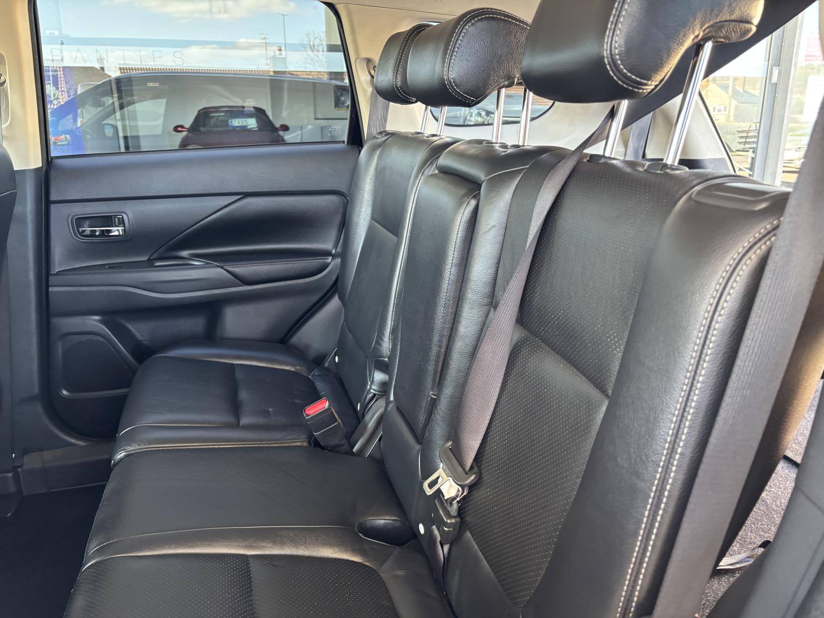 Mitsubishi Outlander 2.2 DI-D GX3 SUV 5dr Diesel Manual 4WD Euro 5 (s/s) (150 ps)