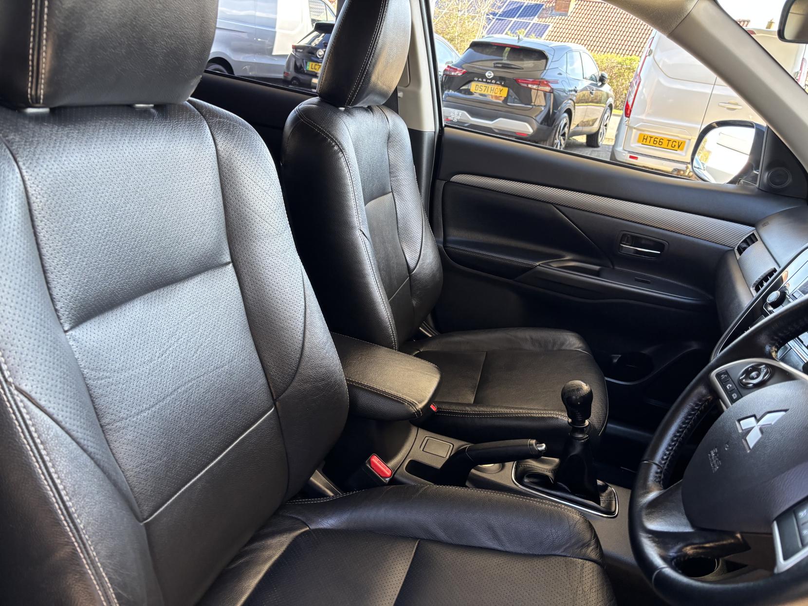 Mitsubishi Outlander 2.2 DI-D GX3 SUV 5dr Diesel Manual 4WD Euro 5 (s/s) (150 ps)