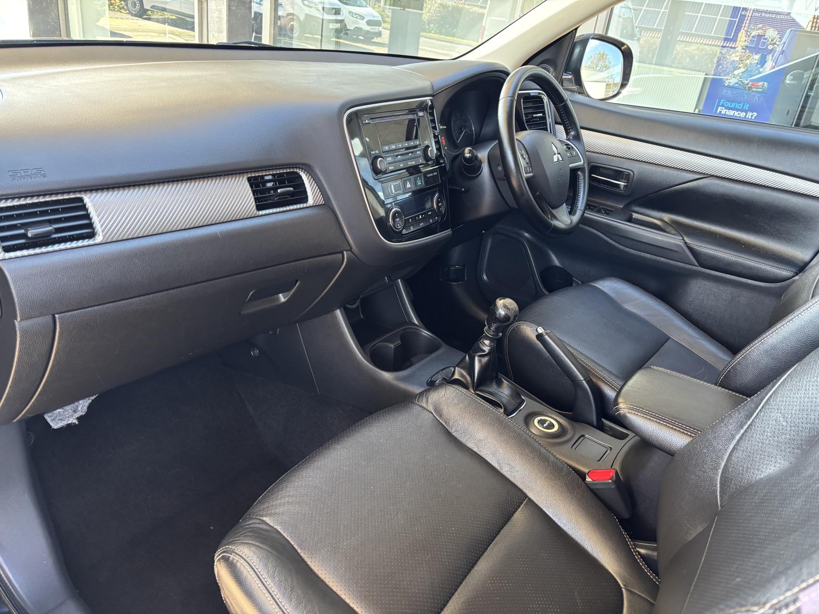 Mitsubishi Outlander 2.2 DI-D GX3 SUV 5dr Diesel Manual 4WD Euro 5 (s/s) (150 ps)