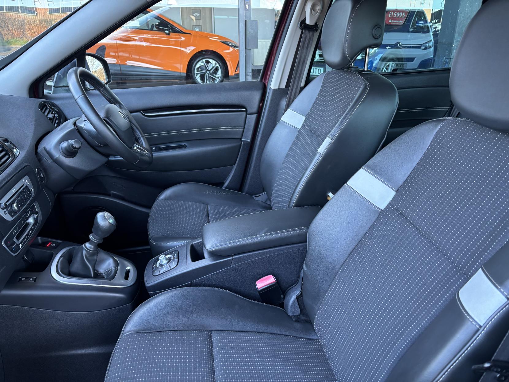 Renault Scenic 1.5 dCi ENERGY Dynamique TomTom MPV 5dr Diesel Manual Euro 5 (s/s) (110 ps)