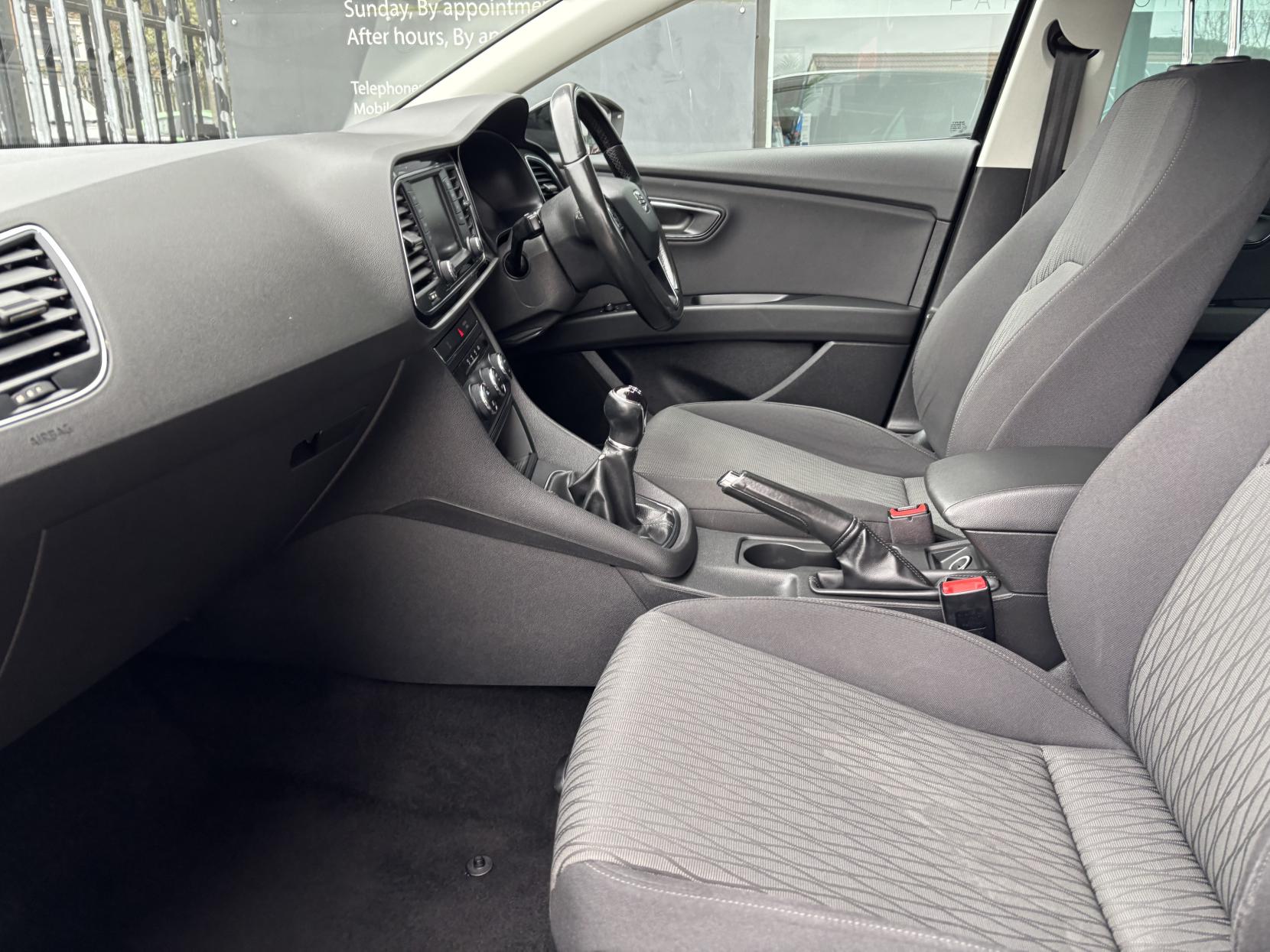 SEAT Leon 1.6 TDI SE Dynamic Technology Sport Tourer 5dr Diesel Manual Euro 6 (s/s) (110 ps)