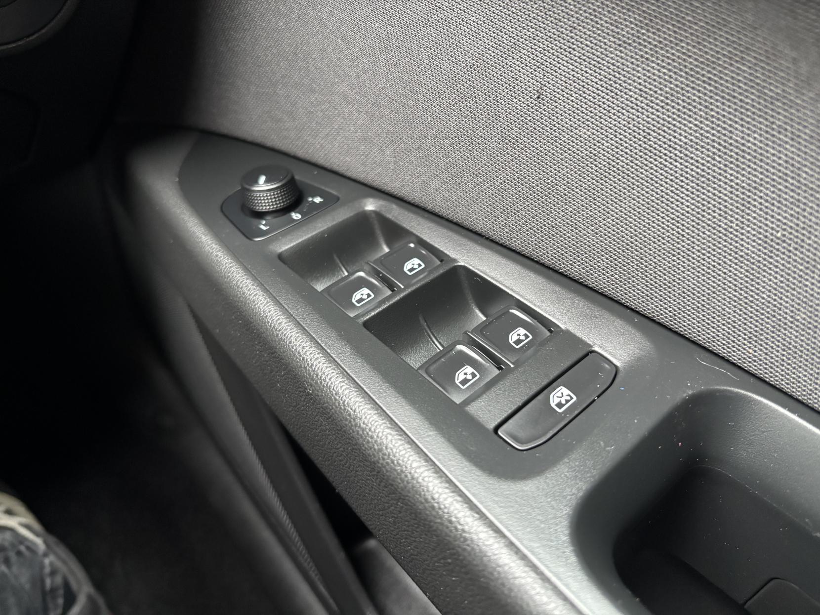 SEAT Leon 1.6 TDI SE Dynamic Technology Sport Tourer 5dr Diesel Manual Euro 6 (s/s) (110 ps)