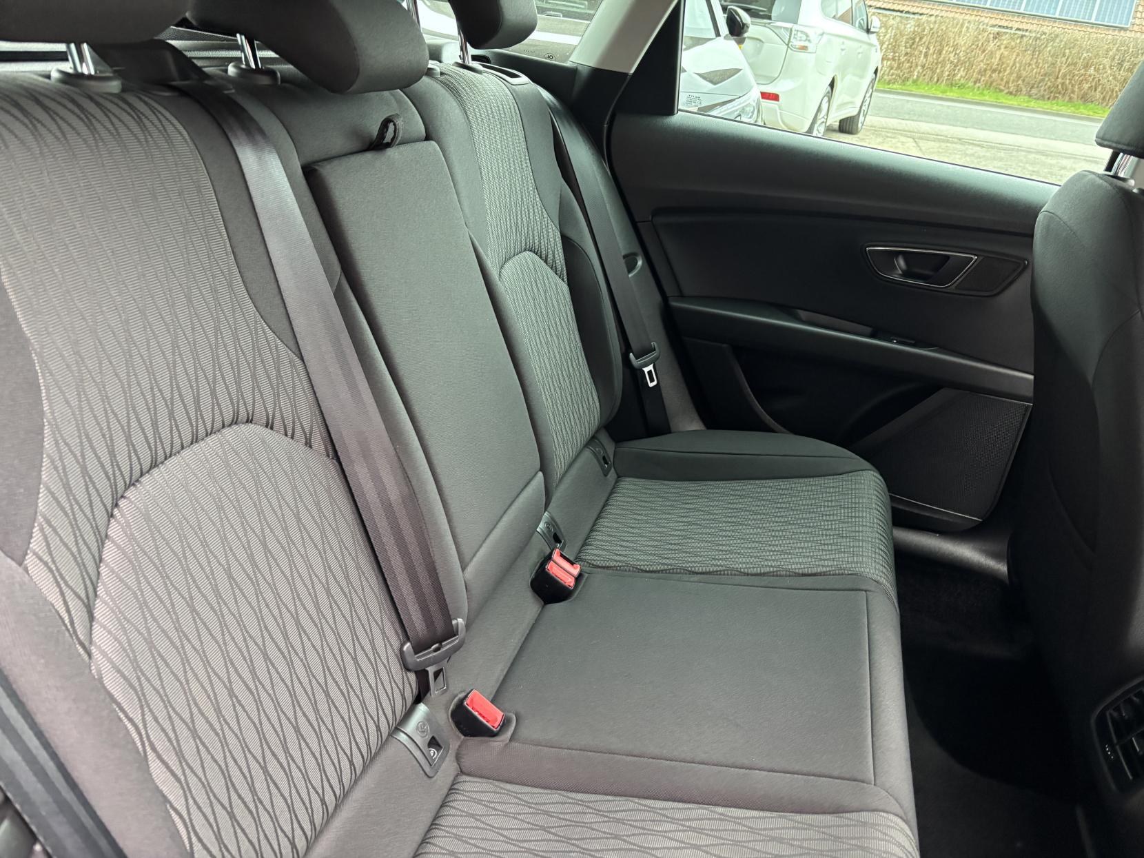 SEAT Leon 1.6 TDI SE Dynamic Technology Sport Tourer 5dr Diesel Manual Euro 6 (s/s) (110 ps)