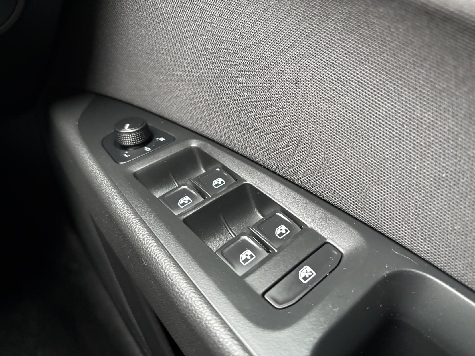 SEAT Leon 1.6 TDI SE Dynamic Technology Sport Tourer 5dr Diesel Manual Euro 6 (s/s) (110 ps)