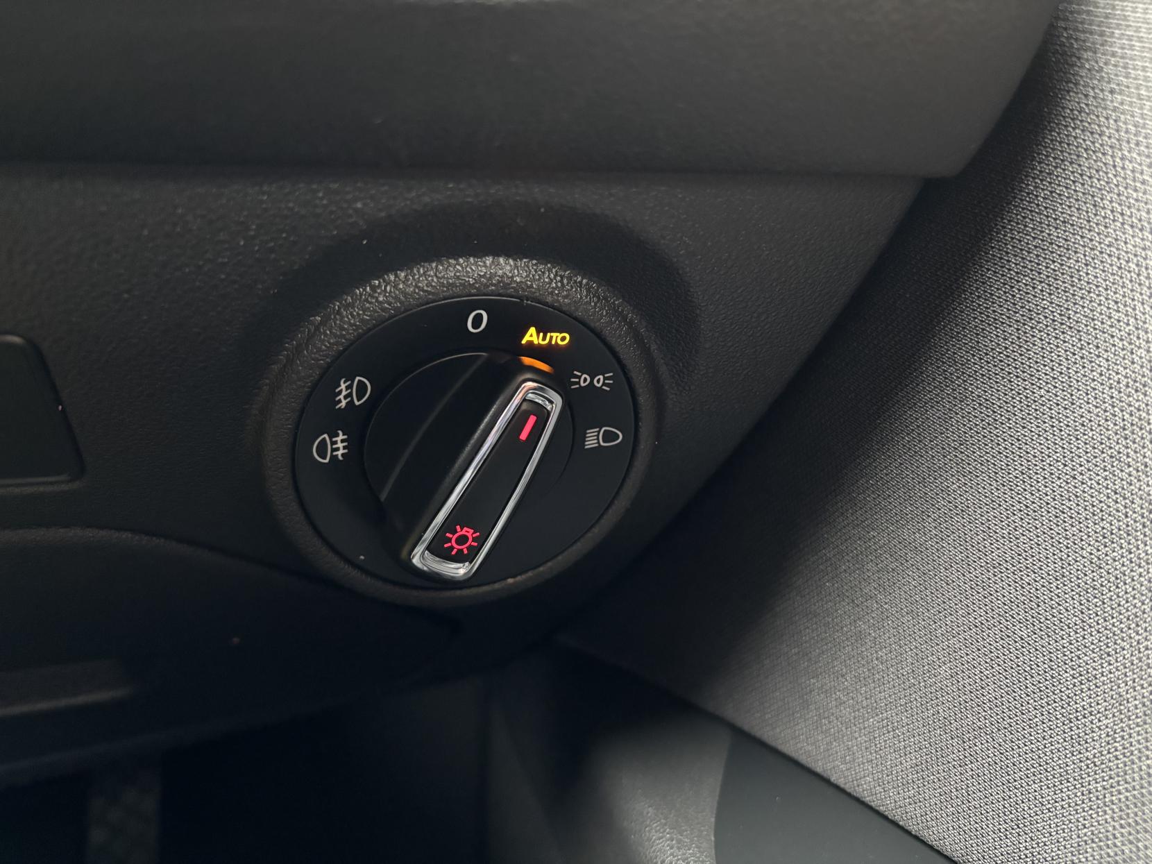 SEAT Leon 1.6 TDI SE Dynamic Technology Sport Tourer 5dr Diesel Manual Euro 6 (s/s) (110 ps)